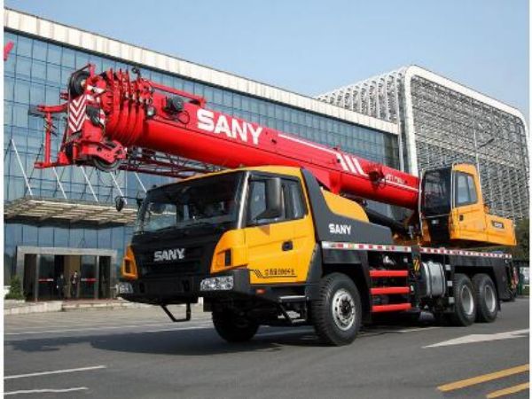 大石桥市吊车出租电话_随车起重运输车不得在斜坡上横向运行